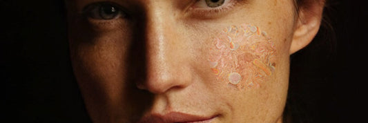 microbiota de rostro humano. Portada de artículo de blog sobre cómo los postbióticos aplicados a cosméticos ayudan a mejorar la microbiota de la piel. Blog de Mila Bonis Cosmética Natural 2023.